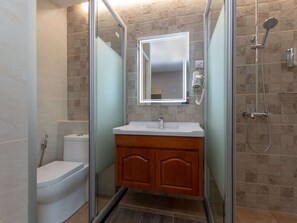 Douche, douche à « effet pluie », articles de toilette gratuits, bidet