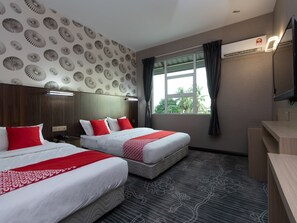 Escritorio, sistema de insonorización, wifi gratis y ropa de cama