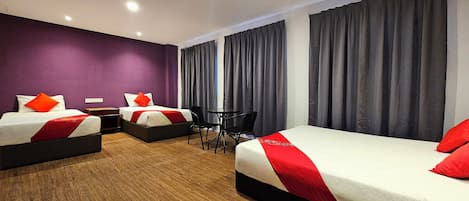 Una habitación de hotel con dos camas, una mesita y una silla.