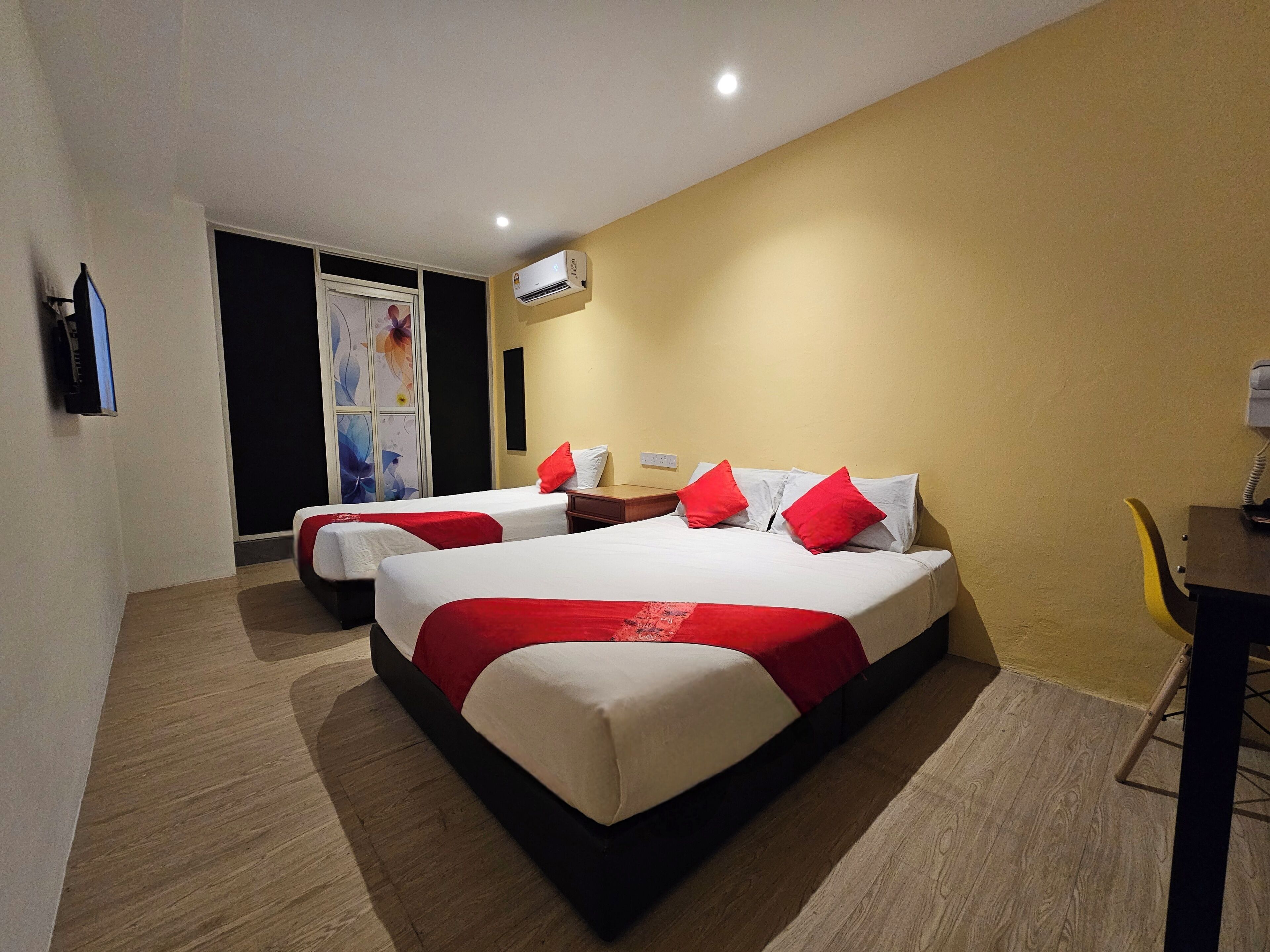 Habitación triple estándar, 2 habitaciones | Escritorio, insonorización, wifi gratis y ropa de cama 