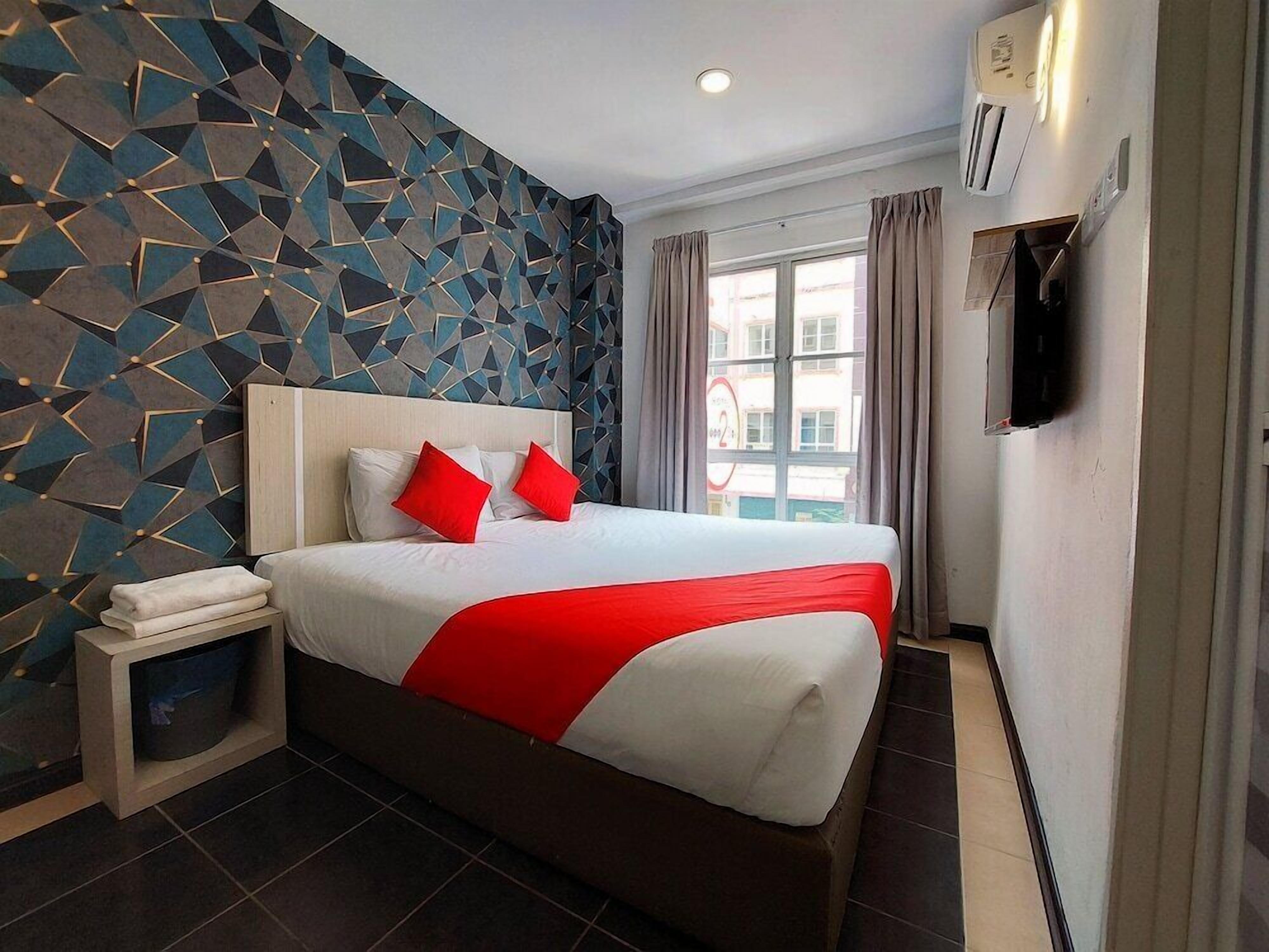 Desk, soundproofing, free WiFi, bed sheets