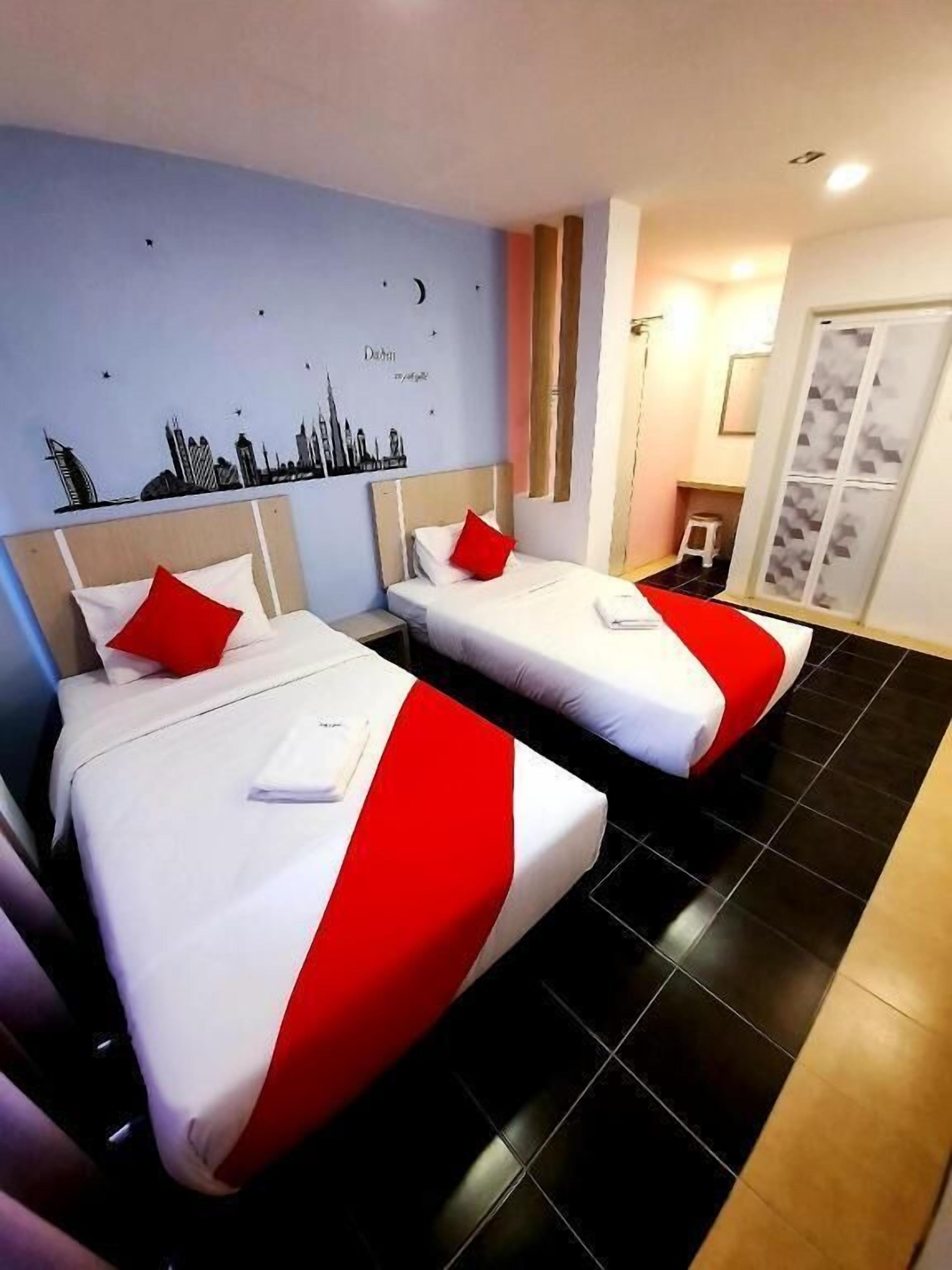 Desk, soundproofing, free WiFi, bed sheets