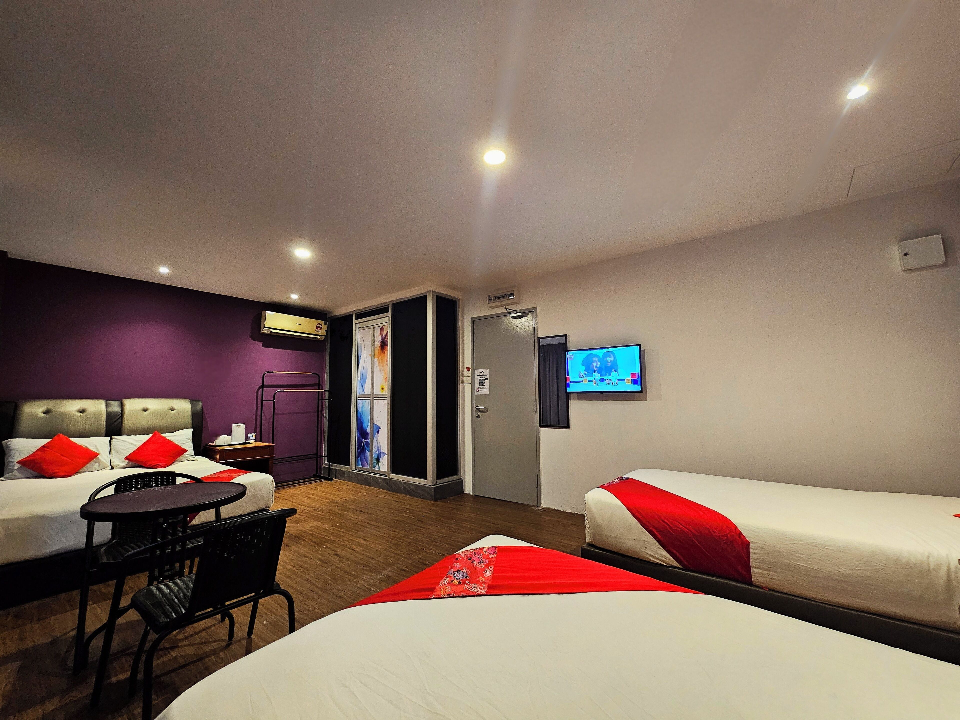 Habitación cuádruple Deluxe, 3 habitaciones | Escritorio, insonorización, wifi gratis y ropa de cama 