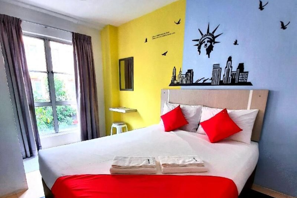 Desk, soundproofing, free WiFi, bed sheets