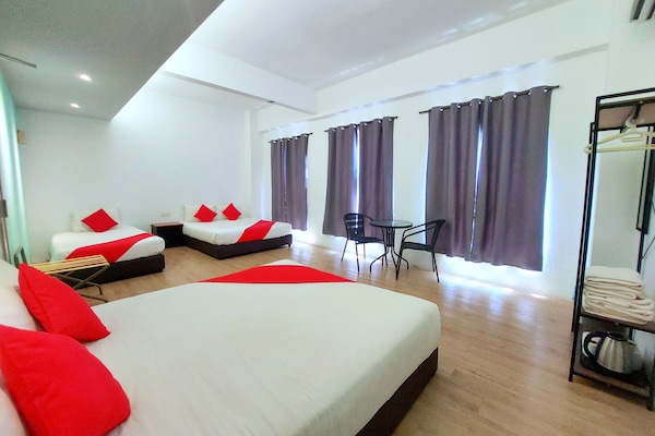 Escritorio, sistema de insonorización, wifi gratis y ropa de cama
