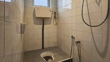 Tremannsrom – deluxe, 2 soverom | Bad | Dusj, toalettartikler (inkludert), bidé og håndklær