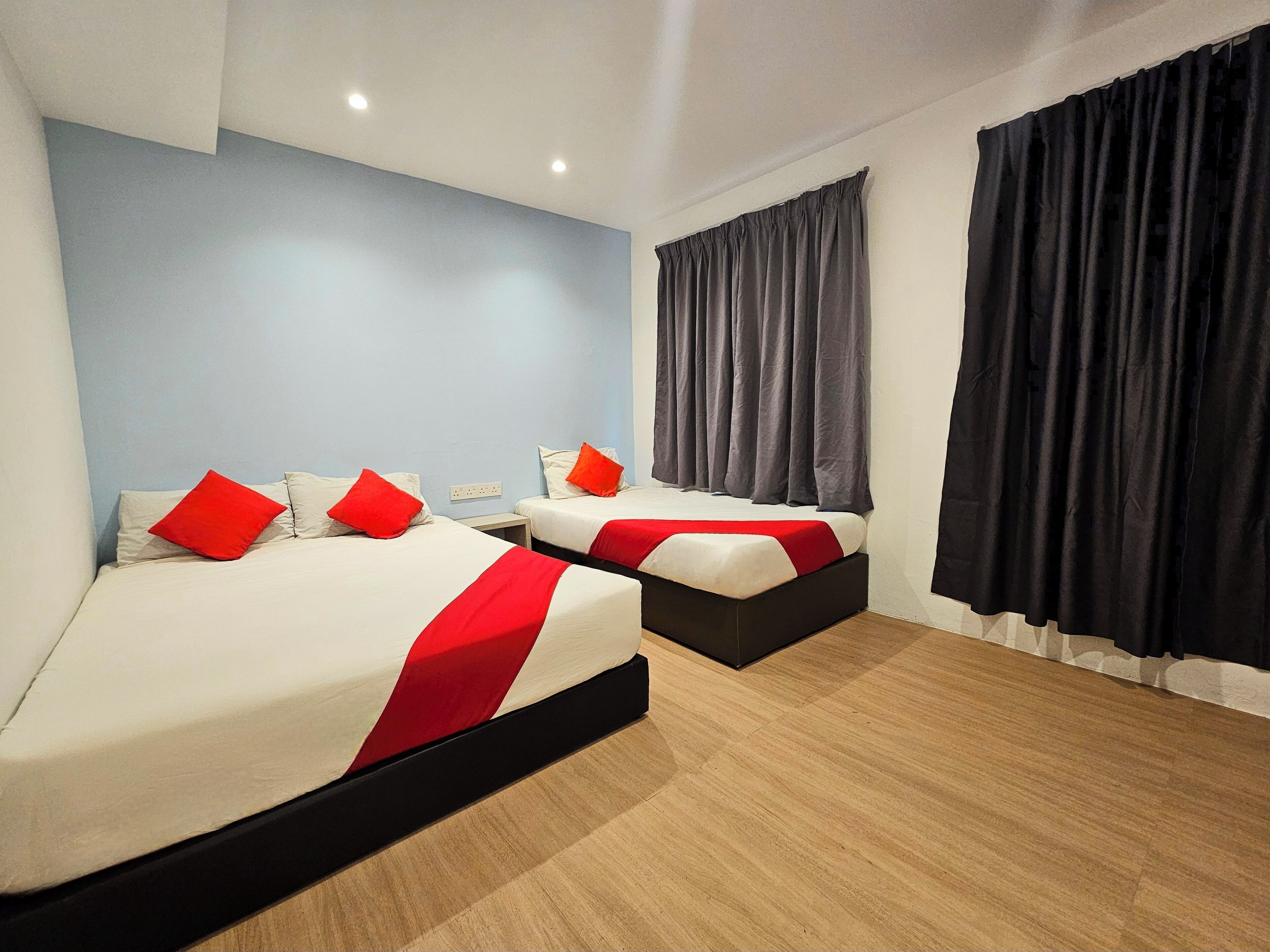 Habitación triple Deluxe, 2 habitaciones | Escritorio, insonorización, wifi gratis y ropa de cama 