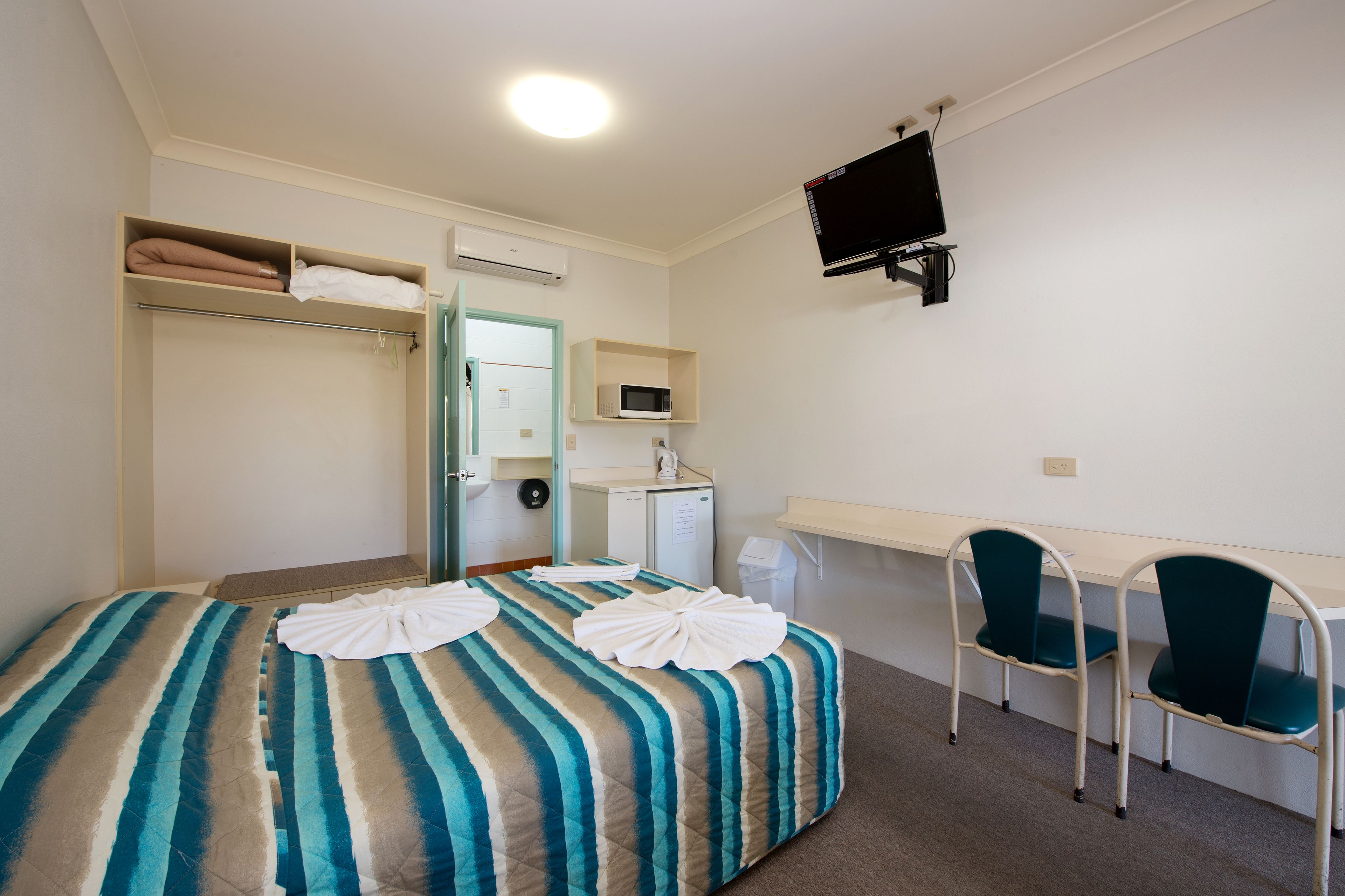 standard triple room | desk, soundproofing, wheelchair access
