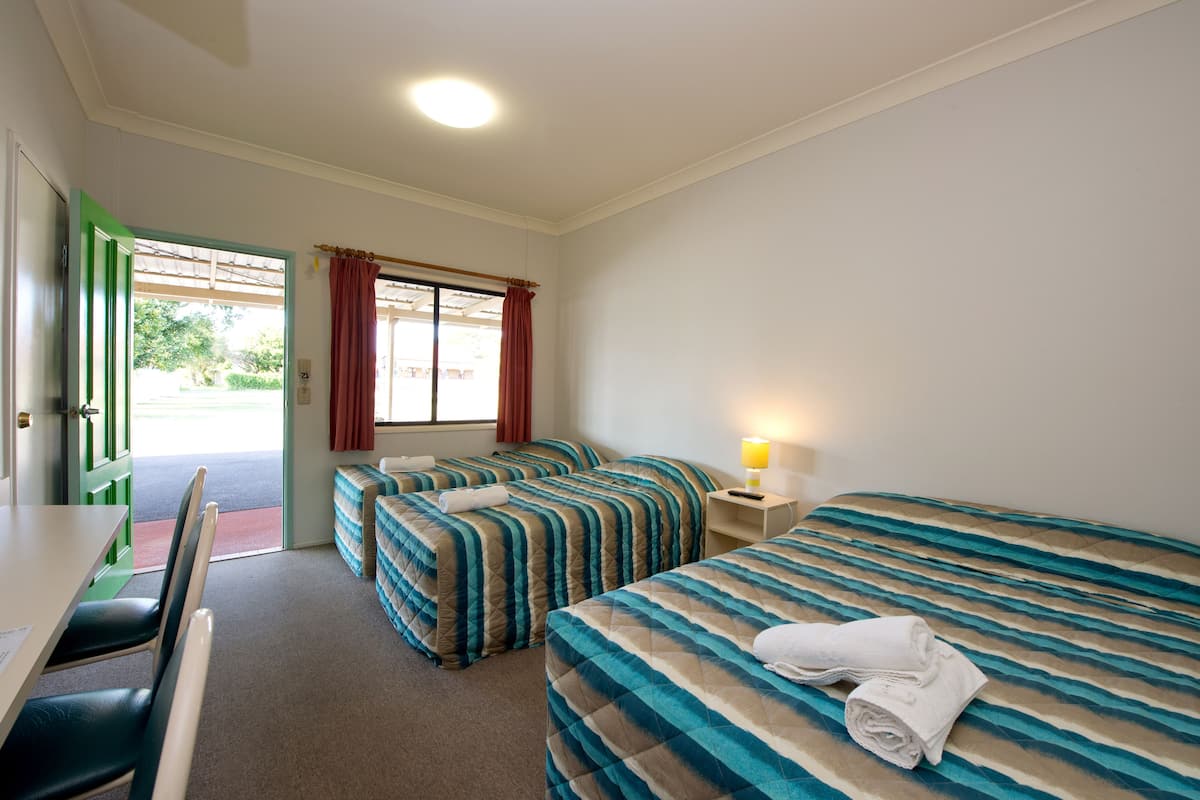 standard quadruple room | desk, soundproofing, wheelchair access