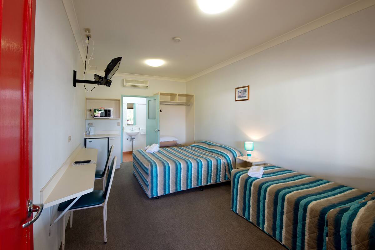 standard triple room | desk, soundproofing, wheelchair access