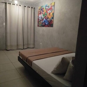Kamar, menghadap pantai (Aircon) | Minibar dan seprai linen