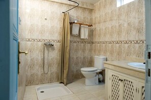 Studio (2nd Floor) | Bathroom | Shower, rainfall showerhead, towels - Essaouira Médina Appart (Essaouira)