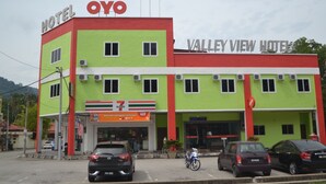 A hotel with a prominent "Valley View Hotel" sign, a 7-Eleven convenience store, and several parked cars in front. - Valley View Hotel (Lumut)