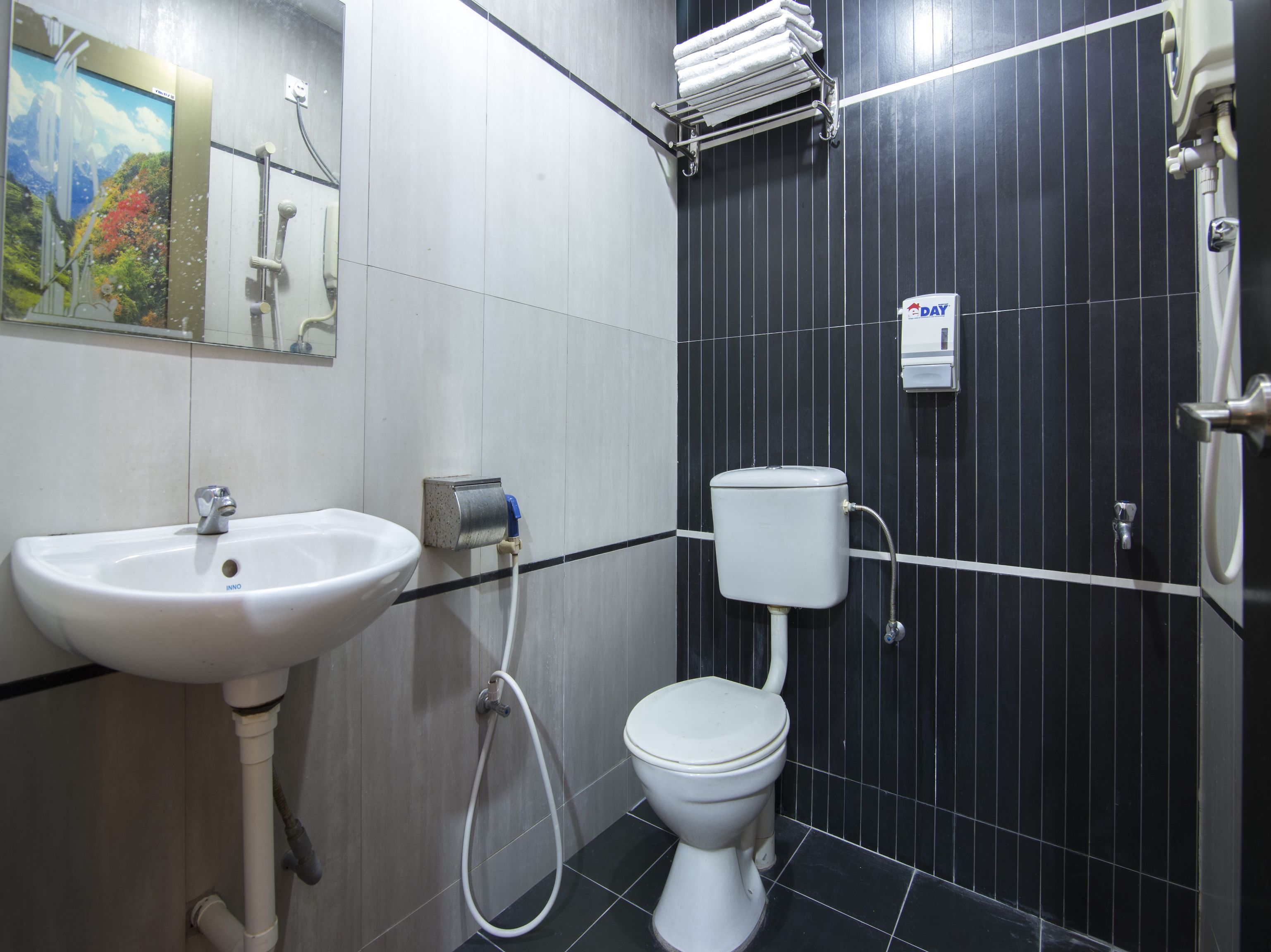 Un baño con un lavamanos blanco, un inodoro y una ducha.