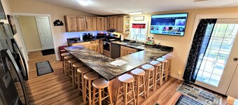 Komplett renoviert 5 Schlafzimmer 2 und ein halbes Bad zu Fuß vom See entfernt.