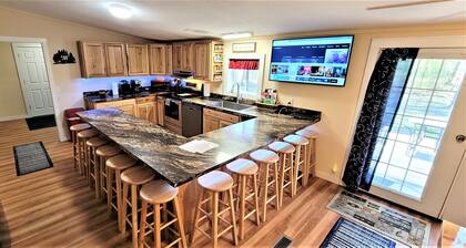 Komplett renoviert 5 Schlafzimmer 2 und ein halbes Bad zu FuĂ vom See entfernt.