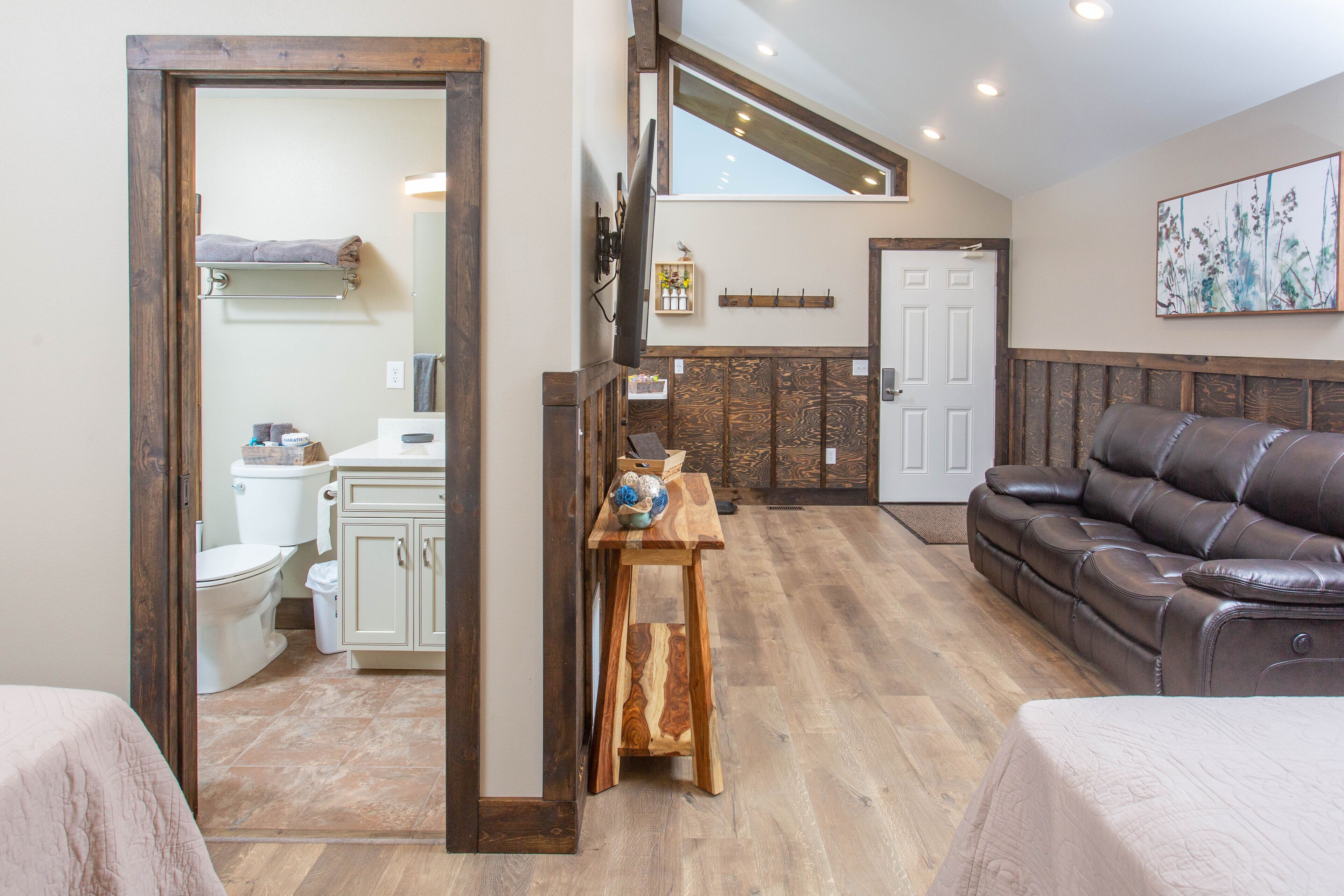 Forget-Me-Not Cottage | Περιοχή καθιστικού | Τηλεόραση Smart 43 ιντσών με ψηφιακά κανάλια, τηλεοράσεις, Netflix