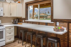 Familjestuga | Eget kök | Stort kylskåp, mikrovågsugn, ugn och spishäll