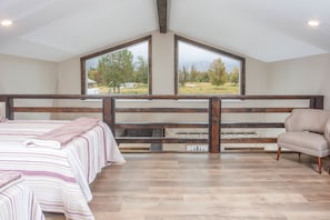 Premium bedding, individually decorated, individually furnished - Alaska Back Country Cottages (Palmer)