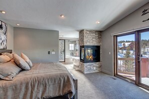 4 bedrooms, iron/ironing board, free WiFi, bed sheets - Creekside Escape spacious townhome in Breckenridge with stunning views and a private hot tub. (Breckenridge)