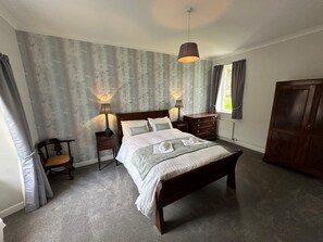 Desk, iron/ironing board, free WiFi, bed sheets - Blairquhan Cottages (Maybole)