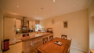 Cottage, 4 Bedrooms (MacKenzie Cottage) | Private kitchen | Fridge, microwave, stovetop, electric kettle