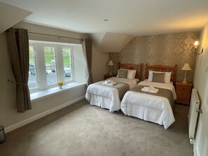 Desk, iron/ironing board, free WiFi, bed sheets - Blairquhan Cottages (Maybole)
