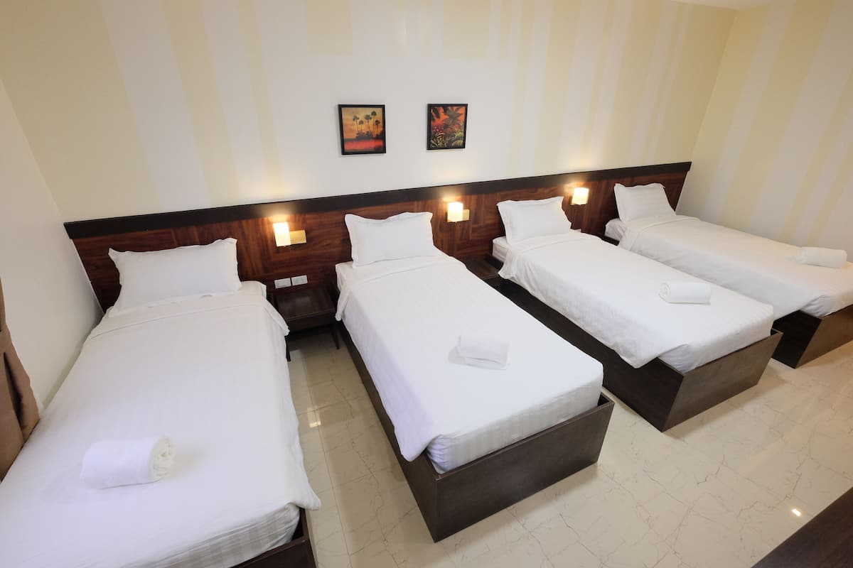 Kamar Quadruple | Meja kerja, Wi-Fi gratis, dan seprai linen