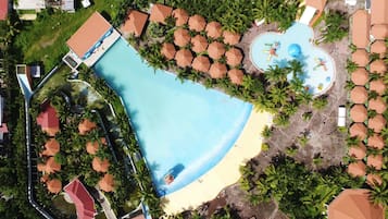 Hồ bơi ngoài trời