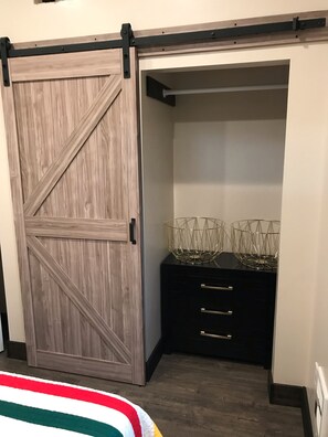 2 bedrooms, iron/ironing board, WiFi, bed sheets - Montana river vacation. Close to downtown Columbia Falls & 20 minutes to GNP. (Columbia Falls)