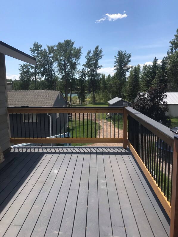 Property grounds - Montana river vacation. Close to downtown Columbia Falls & 20 minutes to GNP. (Columbia Falls)