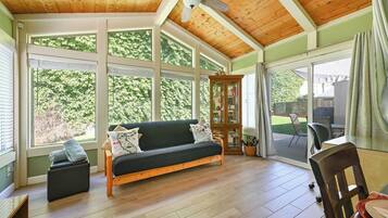 Smart-TV, peis, bøker og strømmetjenester