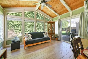 Smart TV, fireplace, books, streaming services