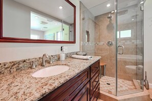Ducha y bañera combinadas, bañera de hidromasaje y secador de pelo