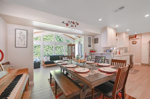 Beautiful Modern Clean Family 1 Story Home! Near Disneyland, Chapman Convention