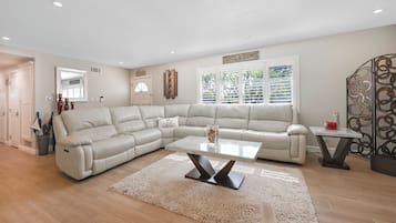 Smart TV, fireplace, books, streaming services