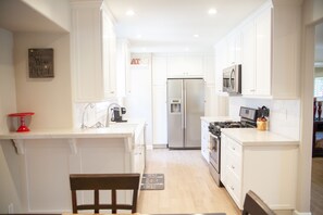 Frigorífico, microondas, horno y placa de cocina