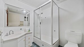 Combined shower/bathtub - Billa Blue Beach House (Point Lookout)