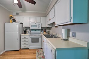 Fridge, microwave, stovetop, dishwasher