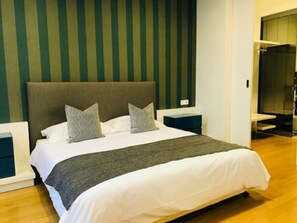 Sistema de insonorización, tabla de planchar con plancha, wifi gratis