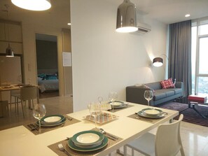 Apartamento Deluxe | Servicio de comidas en la habitación