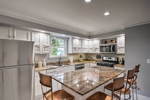 Fridge, microwave, stovetop, dishwasher - Stay Above it All! Modern Home on Missionary Ridge (Chattanooga)