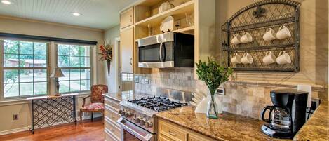 Kjøleskap, mikrobølgeovn, kokeplater og oppvaskmaskin