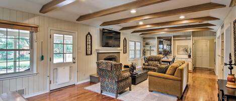 Fladskærms-tv, pejs, stereoanlæg