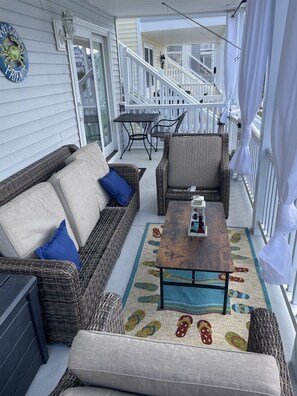 Outdoor dining - SOUTHEND - 1st Flr, 3B/2b, covered deck, 4 Houses to beach, Sheets/Towels/BBQ (Ocean City)