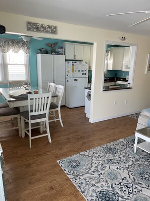 Dining - SOUTHEND - 1st Flr, 3B/2b, covered deck, 4 Houses to beach, Sheets/Towels/BBQ (Ocean City)