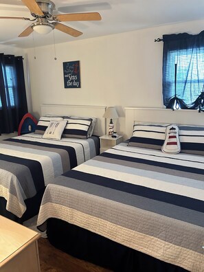 3 bedrooms, iron/ironing board, travel cot, free WiFi - SOUTHEND - 1st Flr, 3B/2b, covered deck, 4 Houses to beach, Sheets/Towels/BBQ (Ocean City)