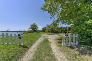 Property grounds - Fisherman's Cabin - Water front and Pet Friendly by RedAwning (Norfolk)