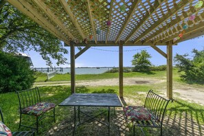 Outdoor dining - Fisherman's Cabin - Water front and Pet Friendly by RedAwning (Norfolk)