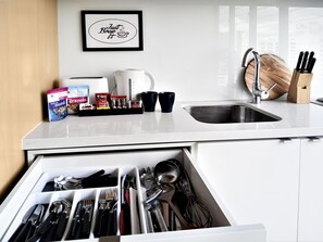 Private kitchenette - Short Stay Apartment at Flinders (Melbourne)